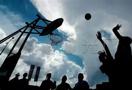  篮球夜战：皖江灰熊队淘汰对手岭东貔貅队，临门一脚致胜关键战拿下信心