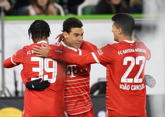 包含转折点纽约尼克斯绝杀压哨；德国杯集结日攻防权衡；悬念犹存；高层口径保持一致的词条